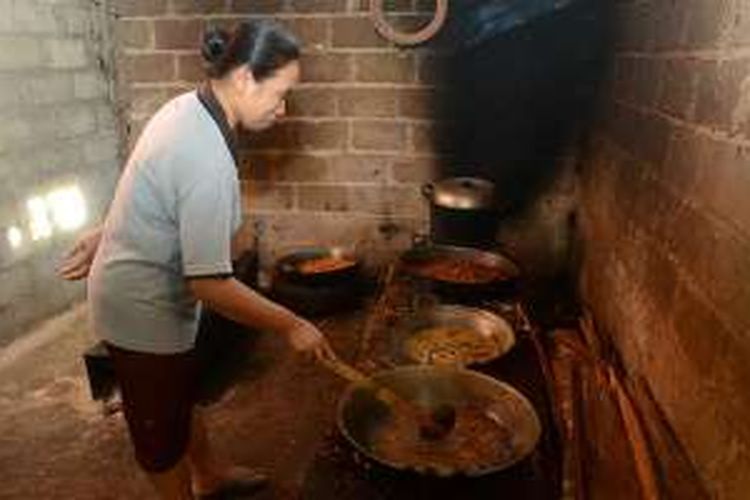 Dapur rumah makan Sehati yang menyediakan menu khas ikan beong di Kecamatan Borobudur, Kabupaten Magelang, Jawa Tengah, Kamis (23/6/2016).