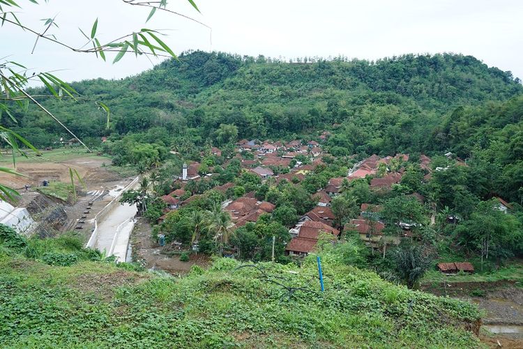 Bendungan yang berlokasi di Desa Randusari, Kecamatan Cibeureum, Kabupaten Kuningan ini nantinya diharapkan bisa mengatasi permasalahan terkait kebutuhan air, rabu (15/11/2017)