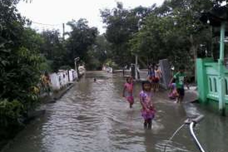 Banjir kembali genangi lima desa di Kabupaten Gresik, Minggu (10/4/2016).