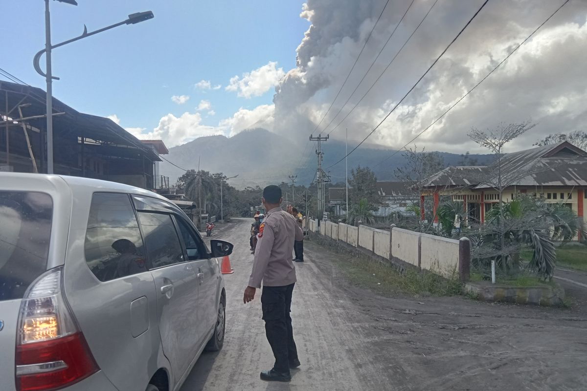 Gunung Lewotobi Laki-laki Muntahkan Awan Panas Sejauh 1 Km, Warga Diminta Waspada