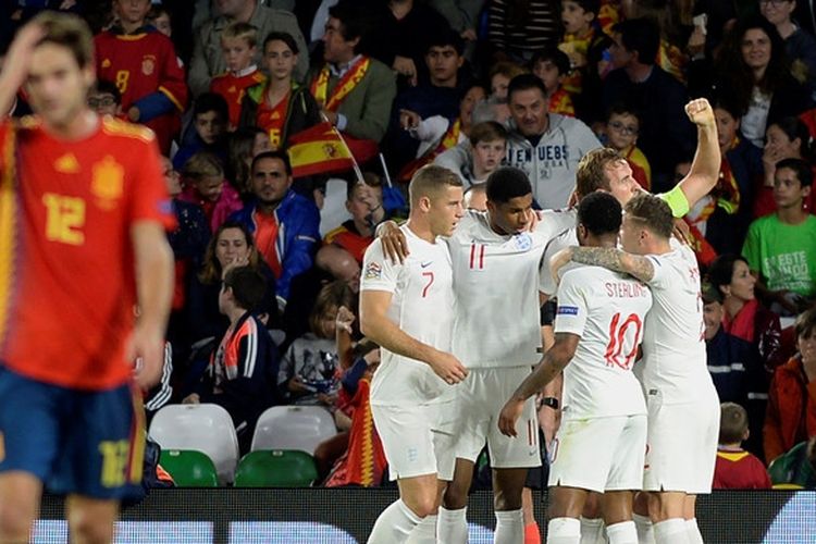 Penyerang Inggris, Marcus Rashford (keempat dari kanan), merayakan gol yang dicetak ke gawang Spanyol dalam laga UEFA Nations League di Stadion Benito Villamarin, Seville, Spanyol pada 15 Oktober 2018.