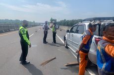 Mobil Terios Terguling di Tol Madiun Usai Ditabrak dari Belakang, 2 Orang Luka