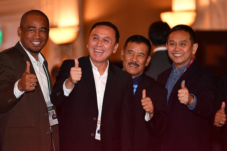 Calon Ketua Umum PSSI M Iriawan (kedua kiri) bersama sejumlah delegasi berfoto bersama saat pembukaan Kongres Luar Biasa (KLB) PSSI di Jakarta, Sabtu (2/11/2019). Agenda KLB PSSI tersebut adalah pemilihan Ketua Umum dan Wakil Ketua Umum PSSI serta pemilihan Anggota Komite Eksekutif PSSI periode 2019-2023.