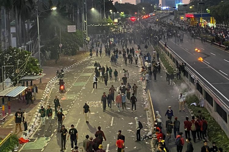 Sejumlah pelajar membaur dengan peserta aksi di depan Gedung DPR/MPR RI, Jakarta, Kamis (22/8/2024).