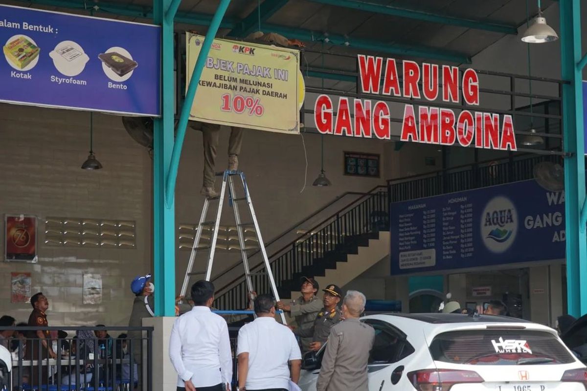 Salah satu rumah makan di Kabupaten Bangkalan, Jawa Timur yang diberi spanduk tidak membayar pajak. Para pengusaha rumah makan diberi tenggat waktu selama sebulan.