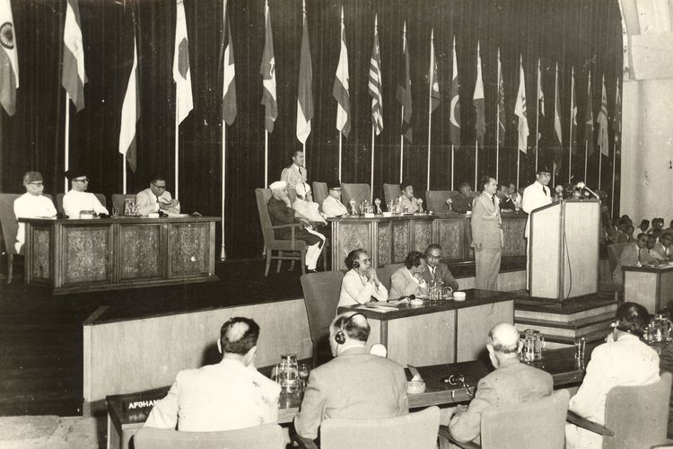 Presiden Soekarno menyampaikan pidato pembukaan Konferensi Asia Afrika (KAA) di Bandung pada 1955.