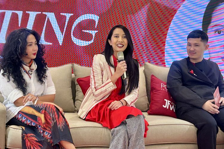 Designer dan Founder label KLÉ, Kleting Titis Wigati (Tengah) dalam acara POND?S Age Miracle & JFW Hadirkan ?The Revival of Miracles? di Plaza Indonesia, Jakarta Pusat, Senin (20/10/2025).