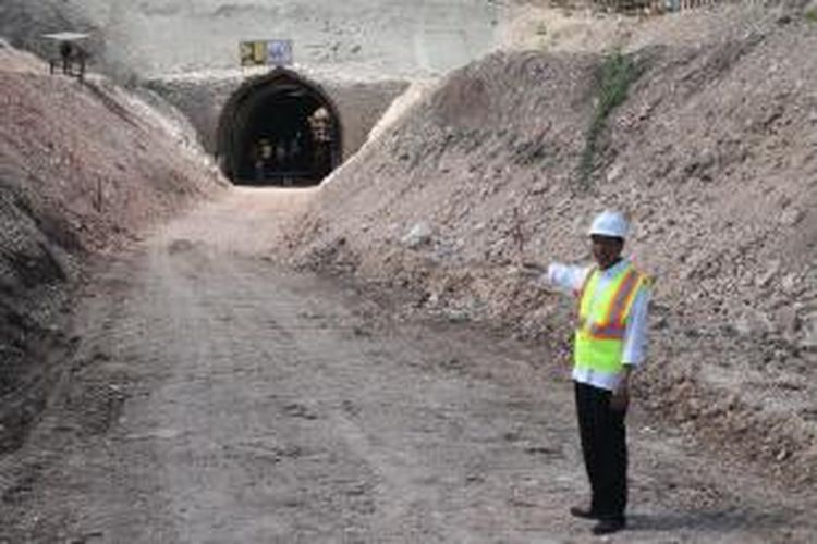 Presiden Joko Widodo menunjuk terowongan Bendungan Raknamo, Kabupaten Kupang, NTT yang hampir kelar pengerjaannya, Sabtu (25/7/2015)