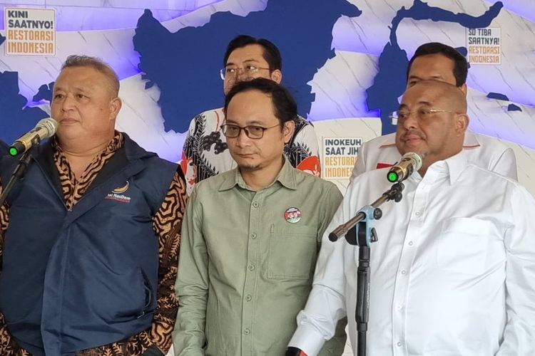 Sekjen Nasdem Hermawi Taslim (kiri), Sekjen PKB Hasanuddin Wahid, dan Sekjen PKS Aboe Bakar Alhabysi di Nasdem Tower, Gondangdia, Menteng, Jakarta, Senin (18/9/2023). 