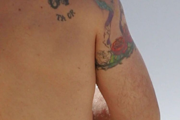 Tato Ben Affleck bergambar huruf-huruf yang penuh teka-teki.