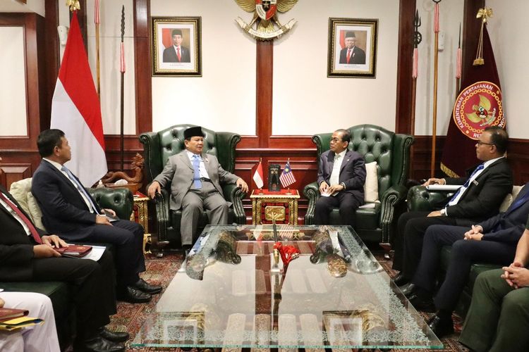Menhan Prabowo Subianto bertemu Menhan Malaysia di kantor Kemenhan RI, Jakarta Pusat, Selasa (30/4/2024). 