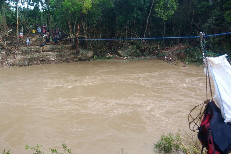 Warga mengirimkan bantuan Makanan dan peralatan lainnya ke Kampung Bojing, Gelaran 1, Bejiharjo, Karangmojo, Gunungkidul