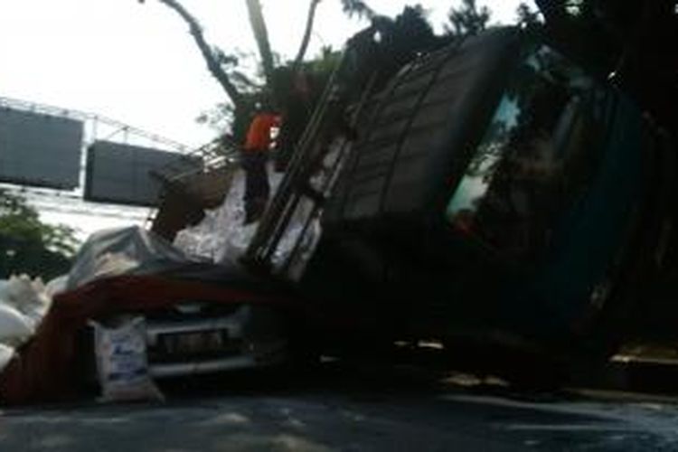Truk Fuso pengangkut puluhan ton terigu menimpa Honda Freed di turunan jalan Pasupati, Bandung, Jawa Barat, Senin, (21/7/2014).
