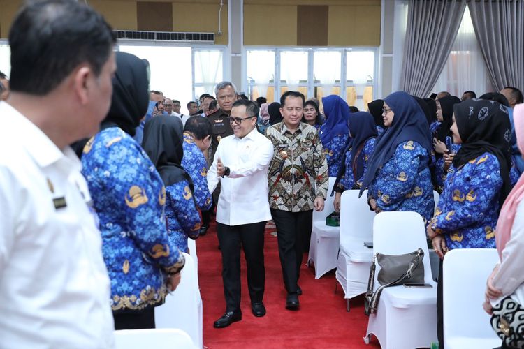 Menteri Pendayagunaan Aparatur Negara dan Reformasi Birokrasi (Menpan-RB) Abdullah Azwar Anas menyapa para aparatur sipil negara (ASN) saat menghadiri acara Sapa ASN Sumatera Utara di Medan, Sumatera Utara, Rabu (17/7/2024).