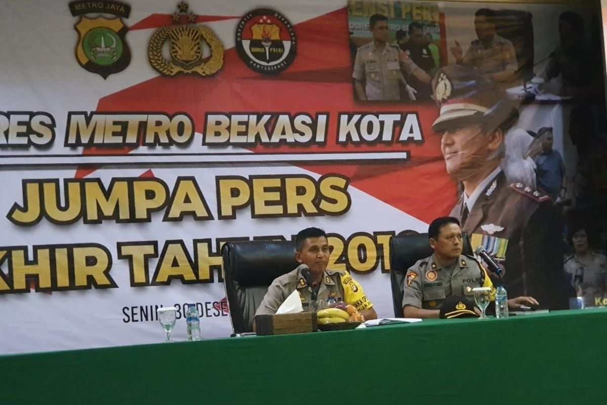 Wakapolres Metro Bekasi Kota AKBP Eka Mulyana bersama jajarannya kepada awak media saat konferensi pers di Mapolres Metro Bekasi Kota, Senin (30/12/2019).