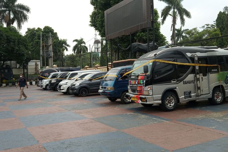 Satuan Lalu Lintas Polres Bogor, mengamankan delapan travel gelap yang membawa penumpang untuk mudik di wilayah perlintasan Kabupaten Bogor, Jawa Barat, Rabu (5/5/2021).