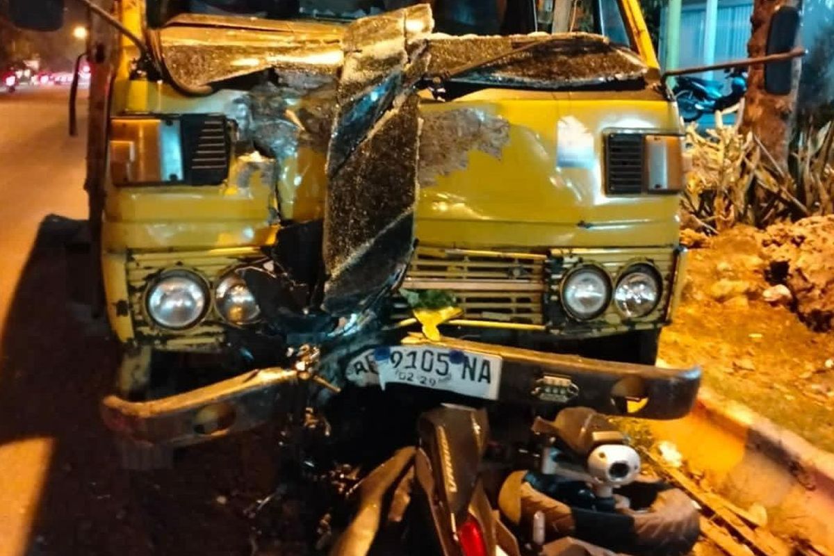 Insiden tabrakan antara sepeda motor dengan truk yang terjadi di Jalan Raya Desa Sidomukti, Kecamatan/Kabupaten Lamongan, Jawa Timur.