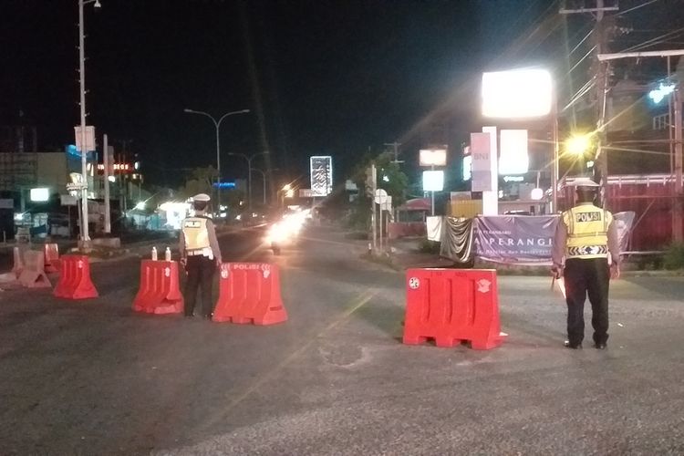 Petugas kepolisian menutup akses jalan protokol untuk mencegah penyebaran Covid-19 pada masa PSBB di Kota Pekanbaru, Riau, Sabtu (25/4/2020).
