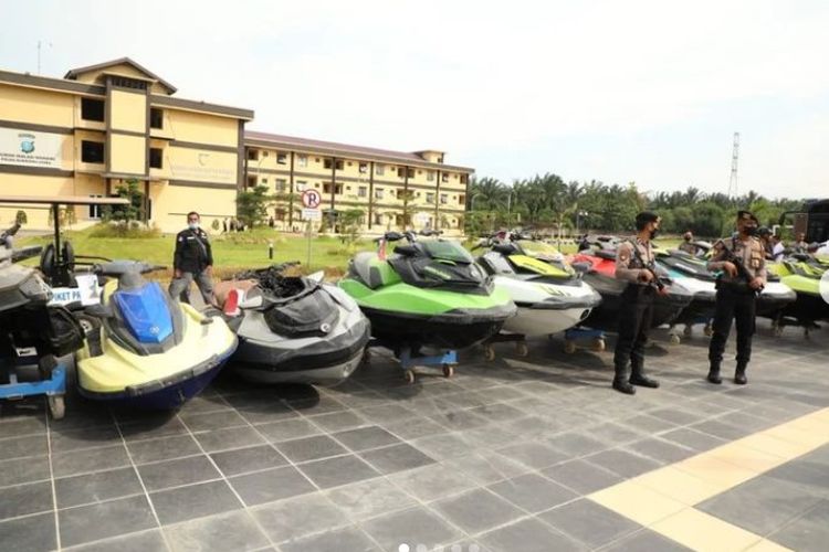 Polda Sumut menyita total aset bos judi online terbesar di Sumut, Apin BK alias Jonni, di antaranya 21 jetski, dua speedboat, dan satu kapal.