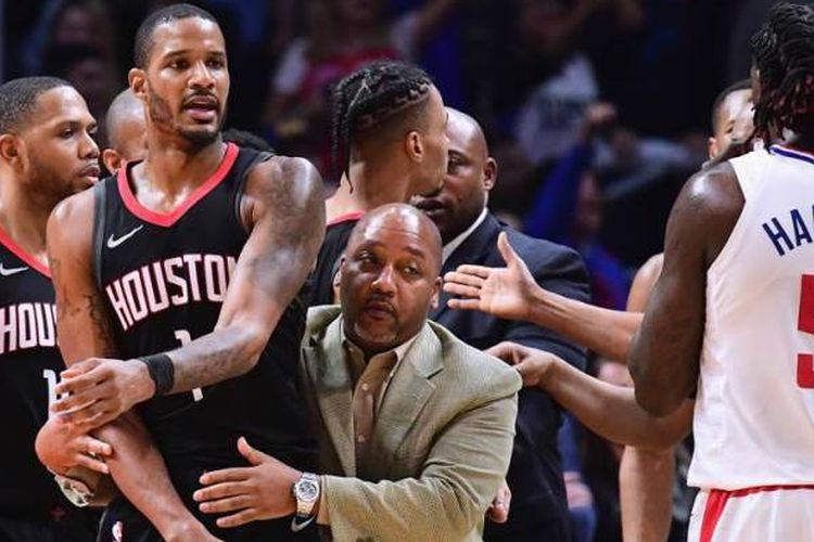 Dua pemain Houston Rockets, Trevor Ariza dan Gerald Green dijatuhi hukuman larangan ikut dalam dua pertandingan  karena terlibat dalam perkelahian dengan pemain Los Angeles Clippers.
