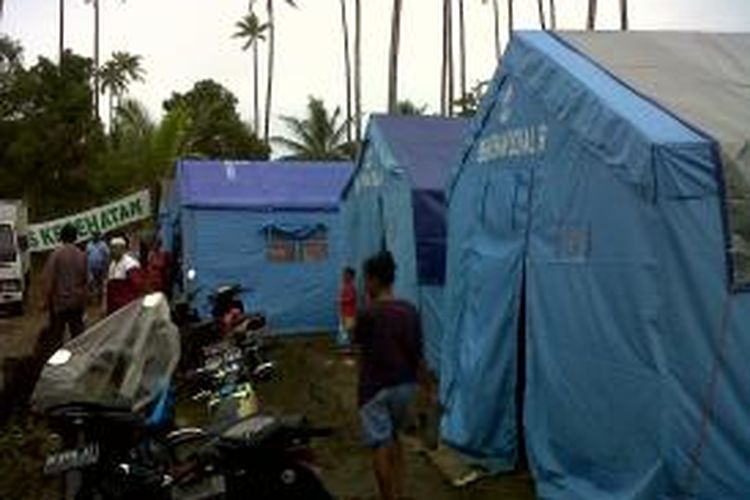 Ribuan warga Desa Negeri Lima tampak berada di lokasi pengungsian tak jauh dari desa mereka, Kamis (25/7/2013)