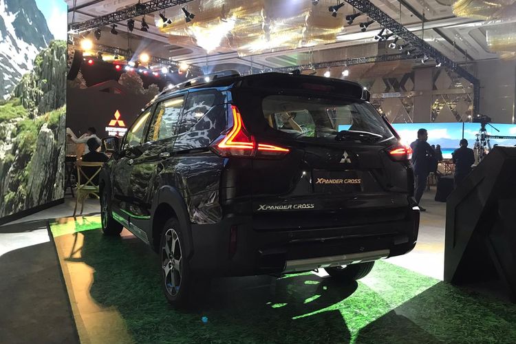 Mitsubishi Xpander Cross dari tampak belakang