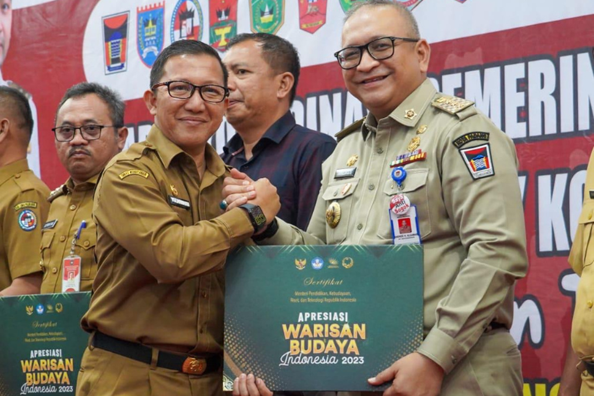 Pj Wali Kota Padang Andree Algamar menerima penghargaan Warisan Budaya Tak Benda (WBTB) untuk tradisi Serak Gulo dari Kemendikbud Ristek, Selasa (5/11/2024).