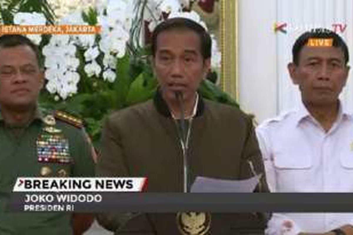 Presiden Joko Widodo menyampaikan pernyataan terkait demo 4 November 2016 di Istana Merdeka, Jakarta, Sabtu (5/11/2016) dini hari.
