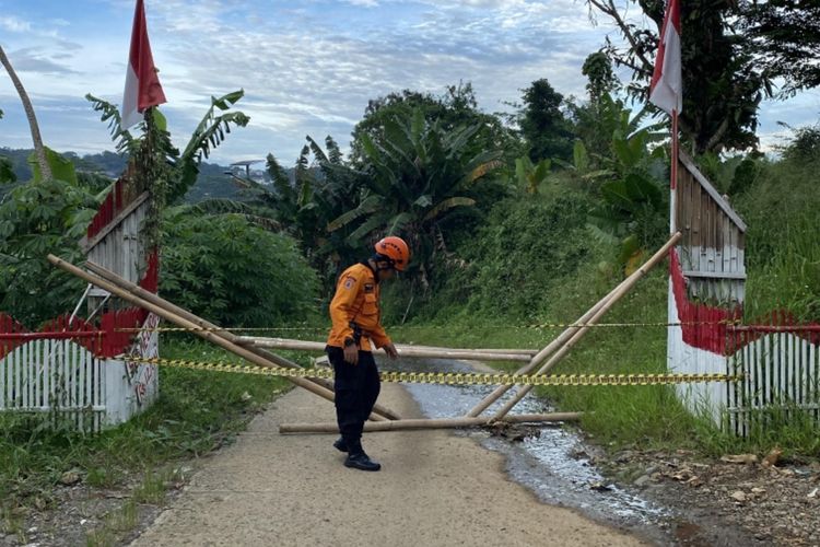 Tim TRC BPBD memasang garis peringatan pada jembatan di Kampung Sela Eurih, Desa Sumur Batu, Kecamatan Babakan Madang, Kabupaten Bogor, Jawa Barat, yang ambruk akibat longsor pada Jumat (29/11/2024) sekitar pukul 19.00 WIB. Peristiwa ini membuat akses jalan keluar masuk di wilayah itu terputus, sehingga tidak dapat dilalui kendaraan maupun pejalan kaki.