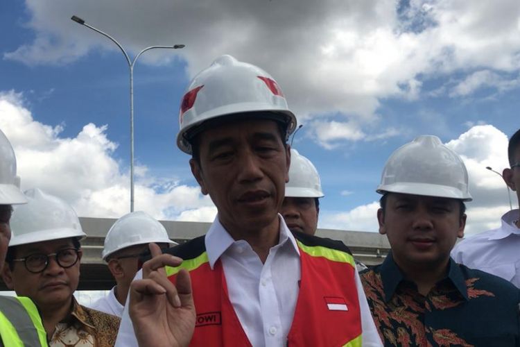 Presiden Joko Widodo saat blusukan di jalan tol ruas Bakauheuni-Terbanggi Besar, Lampung, Jumat (23/11/2018).