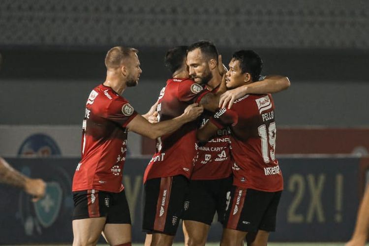 Ilija Spasojevic dan para pemain Bali United merayakan gol ke gawang Persib Bandung pada laga lanjutan Liga 1 2021-2022 di Indomilk Arena, Tangerang, pada Sabtu (18/9/2021) malam WIB.