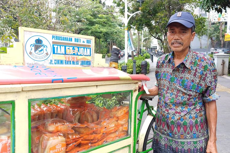Pedagang ROTITET Aung (59) saat diwawancarai di depan Taman Ismail Marzuki, Menteng, Jakarta Pusat, Selasa (19/11/2023). (KOMPAS.com/XENA OLIVIA)