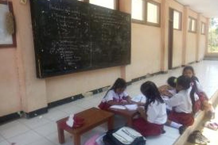 Siswa belajar di teras sekolah karena ruang kelasnya rusak.