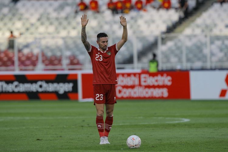 Pemain timnas Indonesia, Marc Anthony Klok saat pertandinngan melawan pemain timnas Vietnam pada leg pertama semifinal Piala AFF 2022 di Stadion Utama Gelora Bung Karno (SUGBK), Jakarta, Jumat (6/1/2023). Pertandingan ini berakhir dengan skor 0-0.