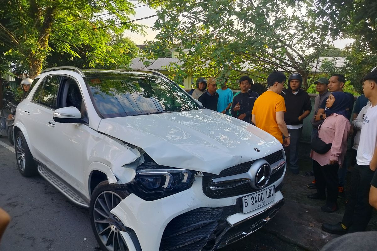 Pengendara mobil Mercy menabrak satu sepeda motor dan mobil Daihatsu Xenia di Jalan Kapten Pattimura, Kota Medan pada Minggu (8/6/2025). 