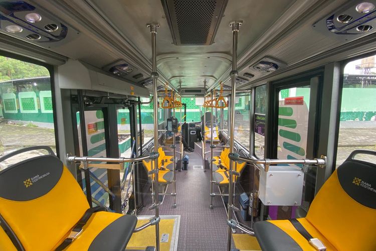Kondisi dalam bus listrik Trans Jogja.