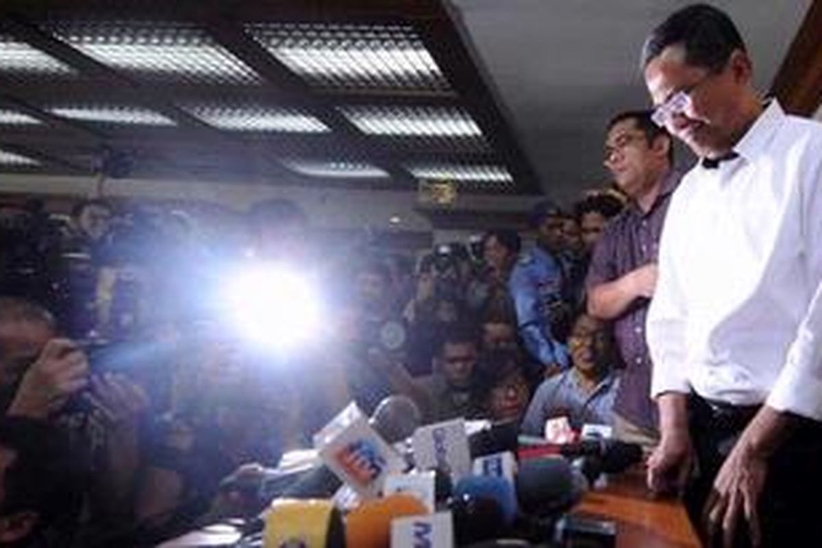 Menteri Badan Usaha Milik Negara (BUMN) Dahlan Iskan (kanan) memberikan keterangan kepada wartawan usai bertemu dengan Badan Kehormatan (BK) DPR di Kompleks Parlemen, Senayan, Jakarta, Senin (5/11/2012). Dahlan Iskan memenuhi undangan BK DPR untuk memberikan keterangan terkait dugaan adanya oknum anggota DPR yang meminta upeti ke sejumlah BUMN.  