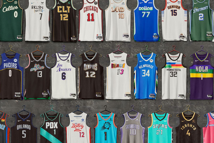 Deretan jersey NBA di mana setiap tim NBA memiliki empat jersey dengan berbagai makna dan desain yang unik pada setiap musimnya.