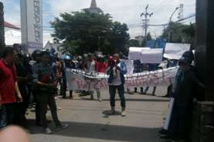 Puluhan mahasiswa dan masyarakat anti kekerasan perempuan melakukan aksi demonstrasi terkait dilepasnya tersangka KDRT didepan markas Polrestabes Makassar Jl Ahmad Yani, Makassar, Rabu (16/3/2016).