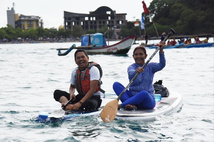 Wakil Ketua Komisi IV Dedi Mulyadi bermain kayak bersama mantan Menteri KP Susi Pudjiastuti di Pangandaran, Sabtu (12/12/2020).