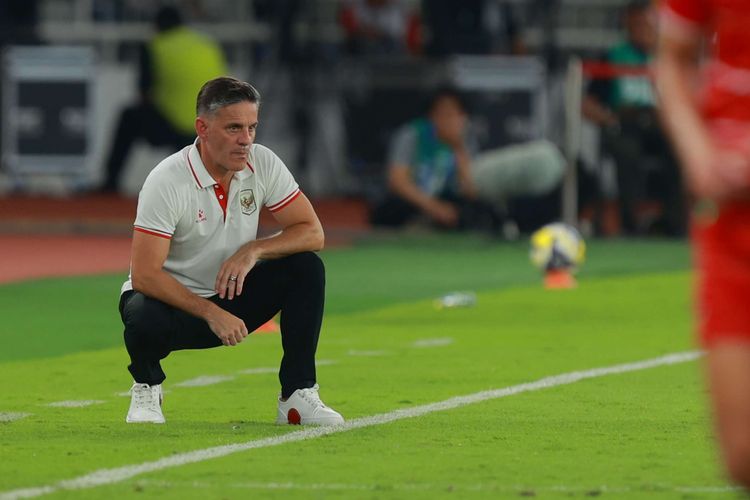 Pelatih Timnas Indonesia John Herdman mengamati permainan anak asuhnya saat laga pertandingan FIFA Series 2026 antara Indonesia vs Saint Kitts and Nevis di Stadion Gelora Bung Karno, Jakarta, Jumat (27/3/2026).