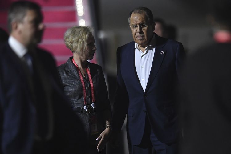 Menteri Luar Negeri Rusia Sergei Lavrov (kanan) berbicara dengan Duta Besar Rusia di Indonesia Lyudmila Vorobyova saat tiba di Bandara Internasional I Gusti Ngurah Rai, Denpasar, Bali, Minggu (13/11/2022), untuk menghadiri KTT G20 2022.