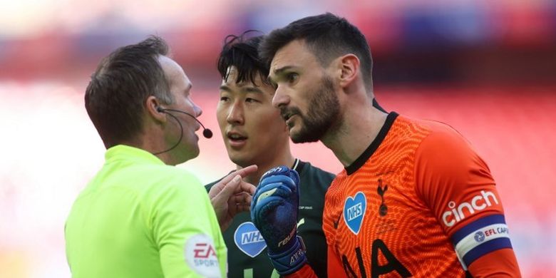 Son Heung-min (tengah) dan Hugo Lloris (kanan) berbicara dengan wasit dalam pertandingan final Piala Liga Inggris melawan Manchester City di Stadion Wembley, Minggu (25/4/2021). 