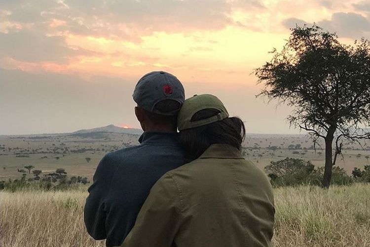 Barack Obama mengunggah foto keduanya tengah nenghadap ke arah matahari terbenam. Terlihat Michelle berdiri di samping kanan Barack dan memeluknya dari belakang sambil menyandarkan kepala di bahu sang suami. Barack kemudian menuliskan potongan lirik lagu Getting Better dari grup band The Beatles.