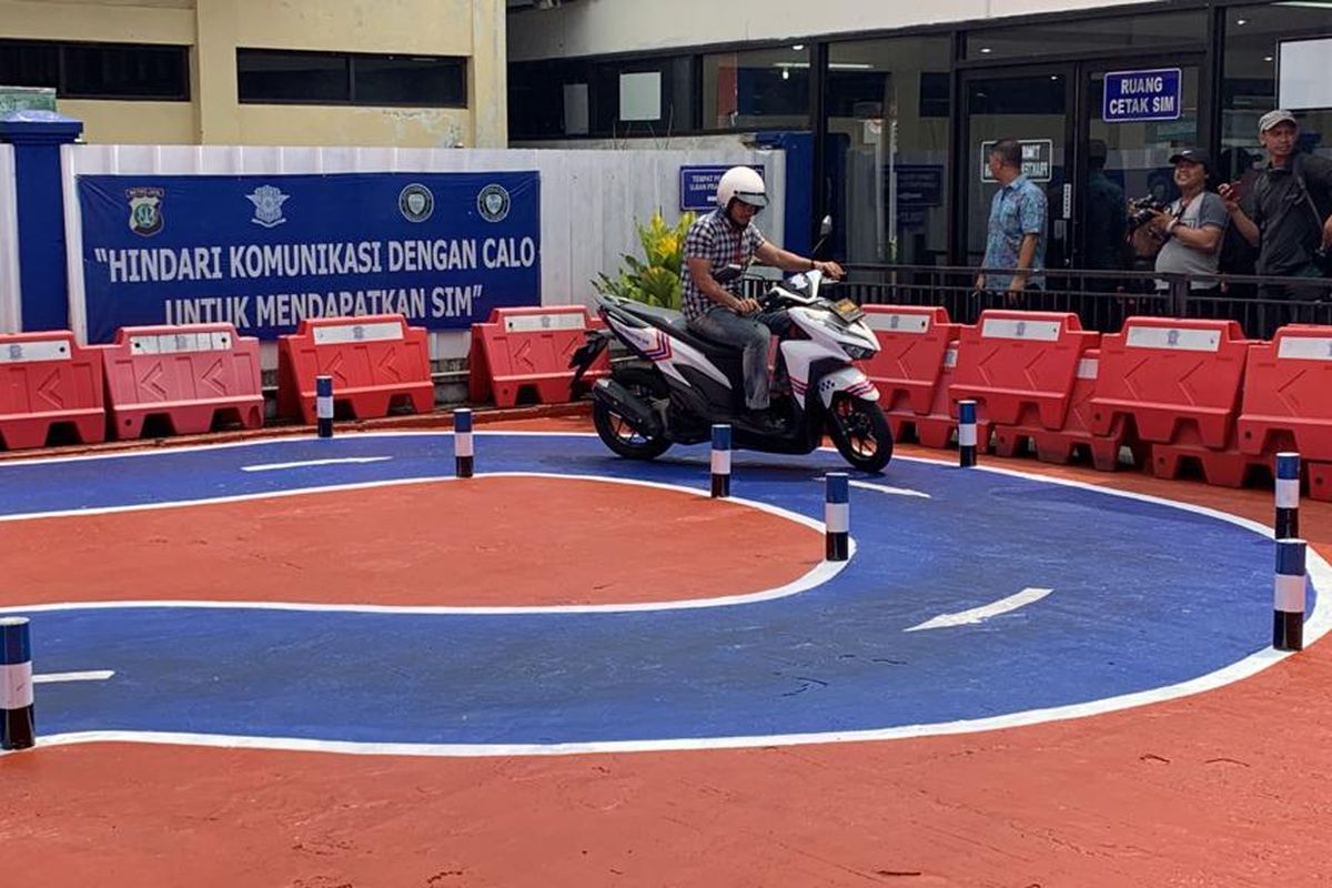 Sat Lantas Polres Metro Bekasi Kota mulai menerapkan ujian praktik untuk mendapatkan surat izin mengemudi (SIM) kendaraan roda dua atau C dengan lintasan baru berbentuk huruf S, mulai Senin (7/8/2023) 