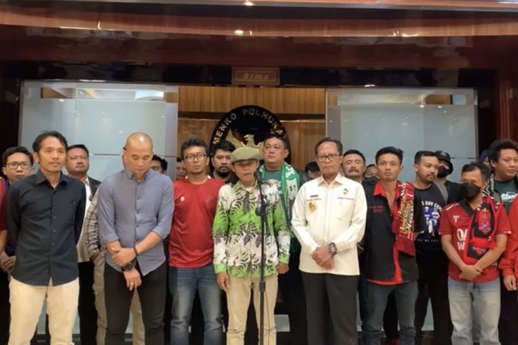 Pentolan Bonek, Andi Peci (batik hijau) bersama elemen suporter beberapa klub Indonesia di Kemenko Polhukam, Jakarta, Kamis (5/10/2022).