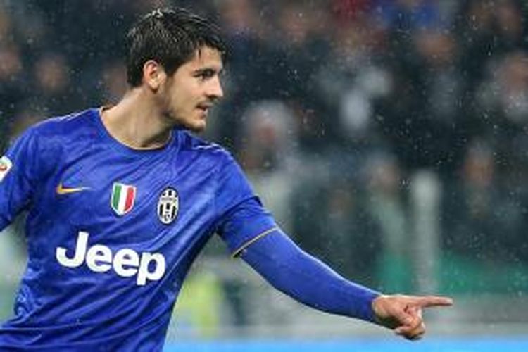 Striker Juventus, Alvaro Morata, seusai mencetak gol ke gawang Parma pada lanjutan Serie-A di Juventus Stadium, Minggu (9/11/2014). 