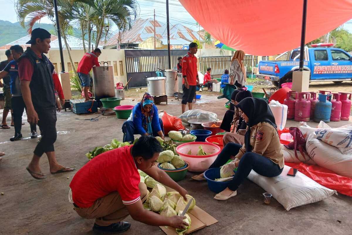 Sejumlah pekerja sosial menyiapkan bahan makanan di Posko dapur umum di gudang logistik di Jalan Sawit kelurahan Tuladenggi Kecamatan Dungingi kota Gorontalo. Mereka setiap hari melayani saraoan, makan siang dan makan malam untuk ribuan korban terdampak banjir luapan Danau Limboto.