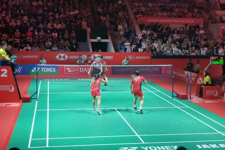 Suasana pertandingan 16 besar Indonesia Masters 2023 yang mempertemukan Dejan Ferdinansyah/Gloria Emanuelle Widjaja (Indonesia) vs Lee Chun Hei Reginald/NG Tsz Yau (Hong Kong) di Istora Senayan pada Kamis (26/1/2023) petang WIB. Terkini, rangkaian turnamen Indonesia Masters 2023 akan menggelar babak perempat final, Jumat (27/1/2023). 