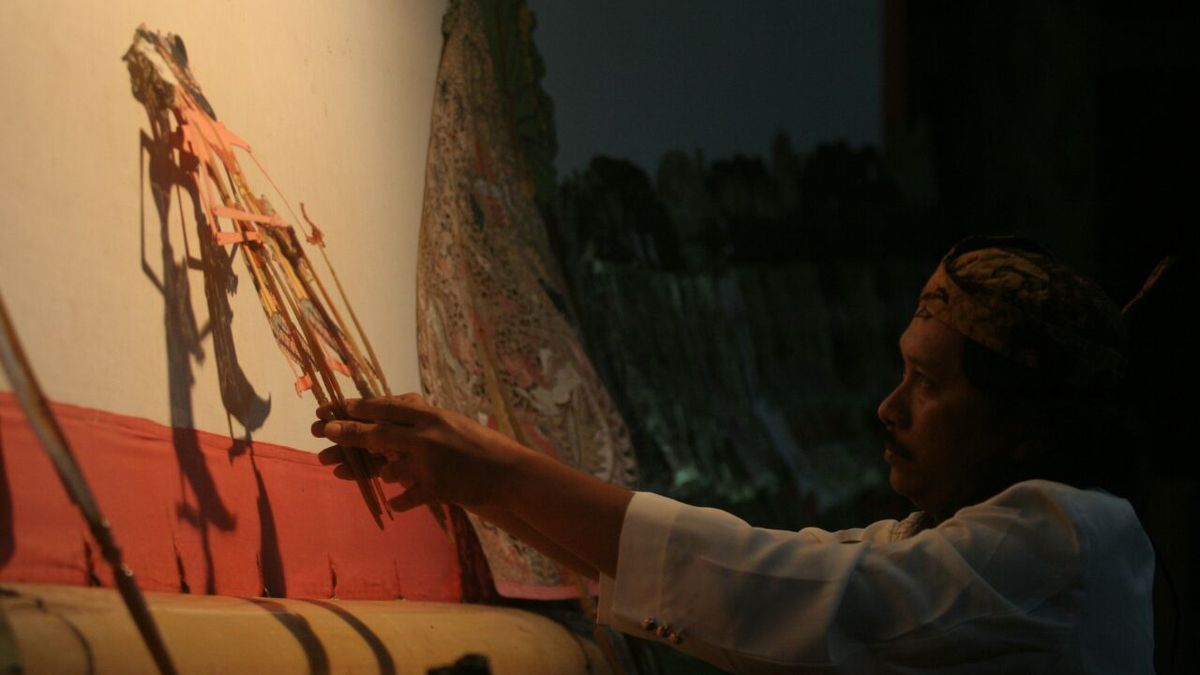 Kosala's Journey to Revive the Once Extinct Madura Shadow Puppetry